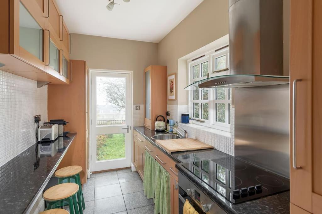 Stylish Central Apartment With Parking - Garden And Workspace Bath Bagian luar foto